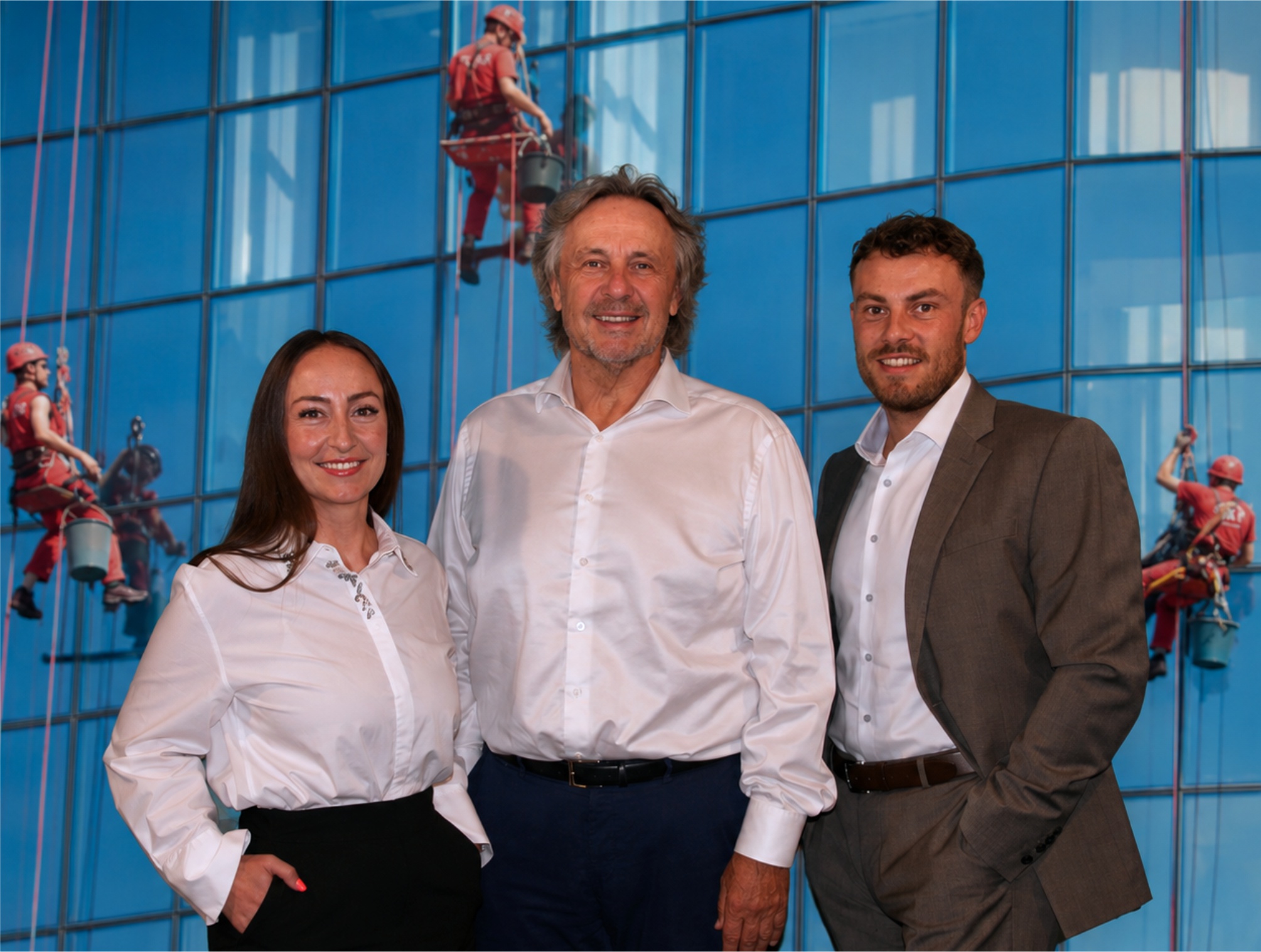 Kai Kienzl, Vivienne Kienzl und Vincent Kienzl gemeinsam vor dem TKW-Gebäude